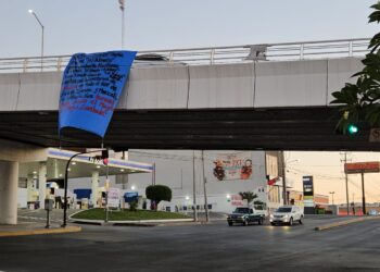 Amanecen mantas colgadas en puentes de Culiacán
