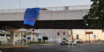 Amanecen mantas colgadas en puentes de Culiacán