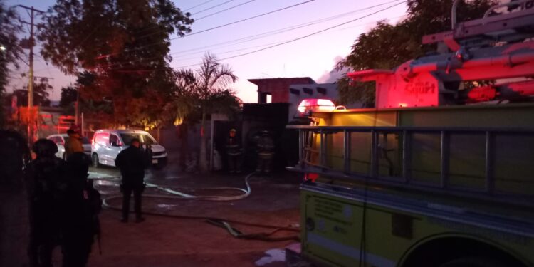 Incendio de vivienda en Lomas de Rodriguera en Culiacán deja una persona lesionada y daños materiales