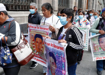 Sheinbaum promete a padres de Ayotzinapa una “nueva visión” del caso sin “confrontación”