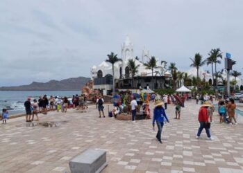Vendedores de playa reportan mejora en ventas durante fiestas decembrinas