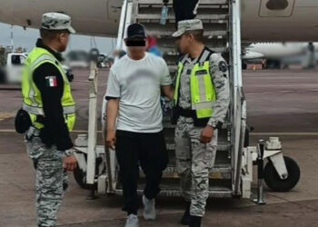 FGR debe determinar delitos de pasajero que intentó desviar vuelo a EE.UU.: Sheinbaum
