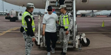 FGR debe determinar delitos de pasajero que intentó desviar vuelo a EE.UU.: Sheinbaum