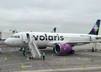 ¡Terror en el cielo!: Pasajero intenta apoderarse de vuelo de Volaris usando la fuerza, fue detenido