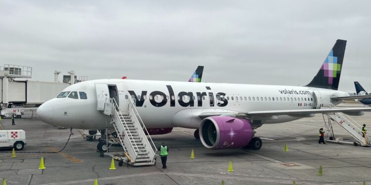 ¡Terror en el cielo!: Pasajero intenta apoderarse de vuelo de Volaris usando la fuerza, fue detenido