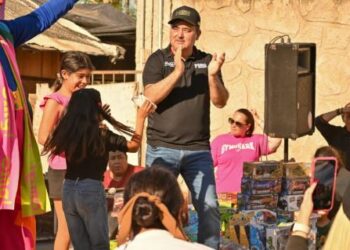 Memo Romero lleva alegría a niños de Mazatlán en el Día de Reyes