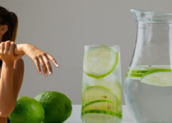 ¿Es bueno tomar agua tibia con limón en ayunas? Estos son los beneficios y las desventajas