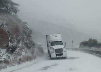 Chihuahua, Durango y Coahuila cierran carreteras por intensas nevadas; estos son los 12 tramos afectados