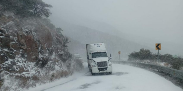 Chihuahua, Durango y Coahuila cierran carreteras por intensas nevadas; estos son los 12 tramos afectados