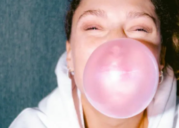 ¿Se pega en el estómago? Estos son algunos de los mitos de masticar chicle
