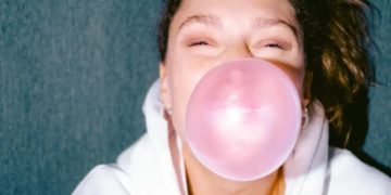 ¿Se pega en el estómago? Estos son algunos de los mitos de masticar chicle