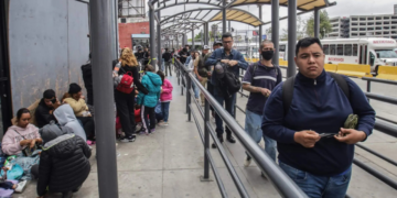 Sheinbaum promete programas sociales y empleo a mexicanos deportados por Trump