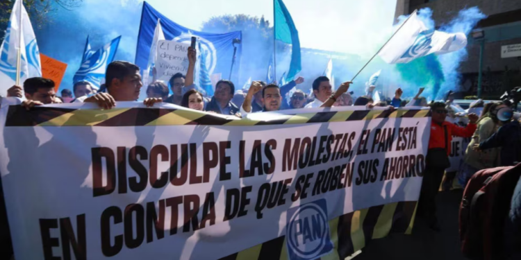 Panistas protestan contra la reforma al Infonavit: “Morena se roba tu dinero, Acción Nacional lo defiende”