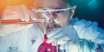 Proteínas creadas con IA logran neutralizar las toxinas letales del veneno de serpiente