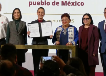 Sheinbaum firma leyes secundarias en materia energética; permitirán que Pemex y CFE sean empresas públicas del Estado