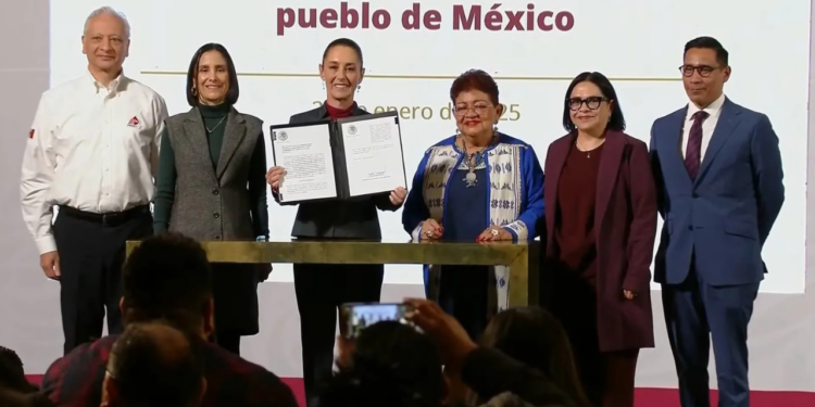 Sheinbaum firma leyes secundarias en materia energética; permitirán que Pemex y CFE sean empresas públicas del Estado