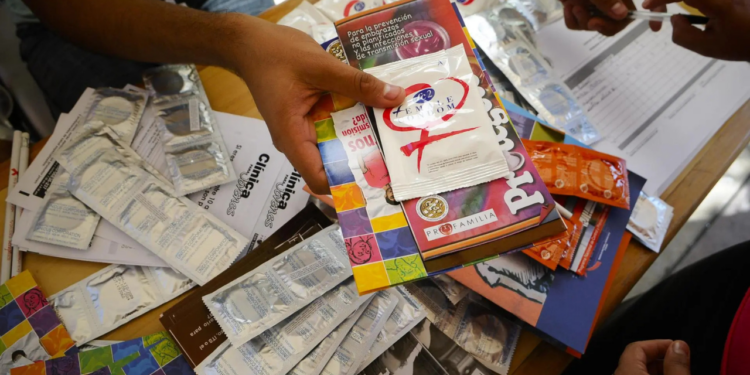 Retiro de ayuda de EE.UU. a programas VIH “pone millones de vidas en riesgo”: OMS