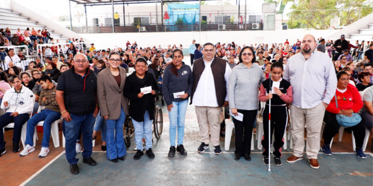 Entregan DIF Mazatlán y Gobierno Municipal apoyos económicos a personas con discapacidad permanente