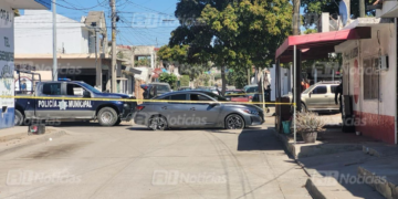 Abandonan vehículo con impactos de bala en la colonia Flores Magón en Mazatlán