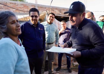 Secretaría de Salud realiza revisión médica y entrega de apoyos en cuarterías de Adolfo Ruiz Cortines y Juan José Ríos
