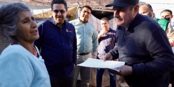 Secretaría de Salud realiza revisión médica y entrega de apoyos en cuarterías de Adolfo Ruiz Cortines y Juan José Ríos