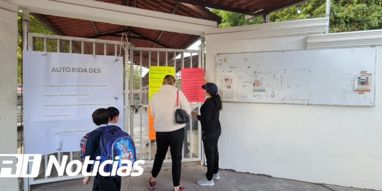 Protestan padres de familia por falta de luz en la primaria Enrique Romero Jiménez