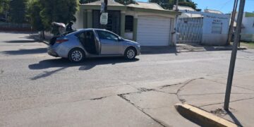 Encuentran vehículo baleado tras reporte de disparos en Culiacán