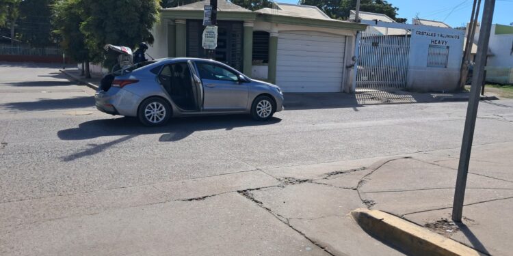 Encuentran vehículo baleado tras reporte de disparos en Culiacán