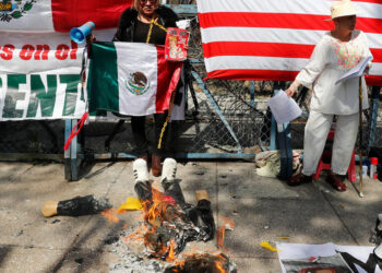 Activistas queman piñata de Trump frente a Embajada de EE.UU. en México