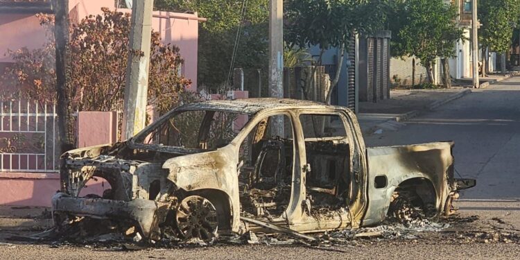 Vehículos abandonados e incendiados tras enfrentamiento armado en el municipio de Elota