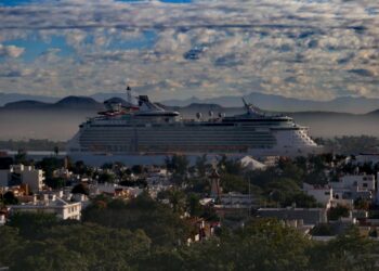 Llega el crucero Navigator of the Seas a Mazatlán