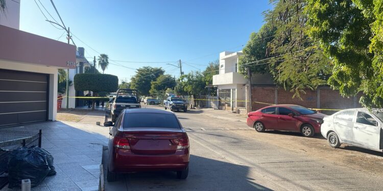 Mueren dos hombres atacados a balazos en domicilio de la colonia Miguel Hidalgo en Culiacán