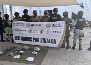 Decomisan fuerte arsenal en el panteón de San Ignacio, Sinaloa