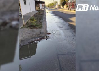 Vecinos de Prados del Sol, en Mazatlán, reportan fuga de agua potable
