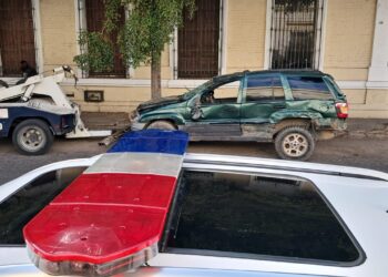 Camioneta vuelca y derriba estructura de colegio en el centro de Culiacán