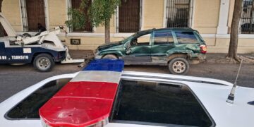 Camioneta vuelca y derriba estructura de colegio en el centro de Culiacán