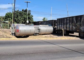 Tren embiste pipa de doble remolque a la altura de la Feria Ganadera de Culiacán