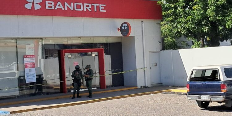 Sujetos asaltan banco en la colonia Guadalupe cerca de la Lomita en Culiacán