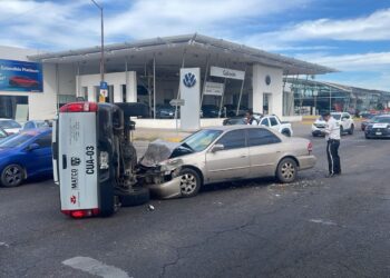 Accidente vehicular fente al corredor automotríz deja dos lesionados y cuantiosos daños materiales en Culiacán