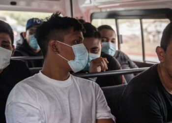 Mexicanos deportados desde EU no llegan esposados, asegura Sheinbaum