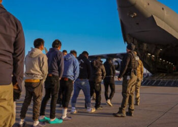 Donald Trump inicia deportaciones masivas de migrantes en aviones militares de EU