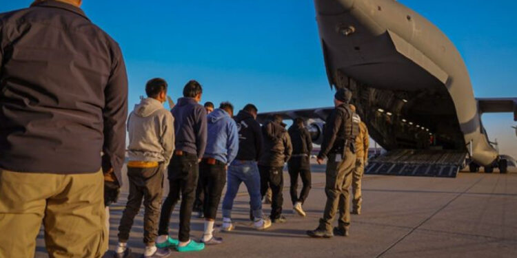 Donald Trump inicia deportaciones masivas de migrantes en aviones militares de EU