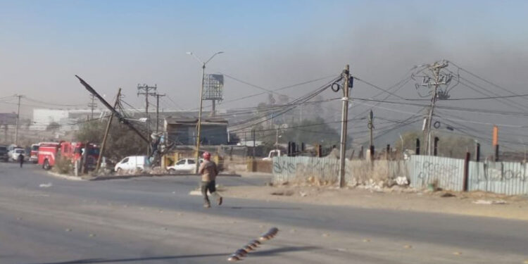 Vientos de Santa Ana provocan fuertes incendios en Tecate y Tijuana