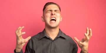 ¿Qué dice la psicología de las personas que se enojan por todo?