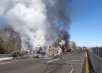 Se incendia tráiler en el kilómetro 17 de la autopista Culiacán – Mazatlán