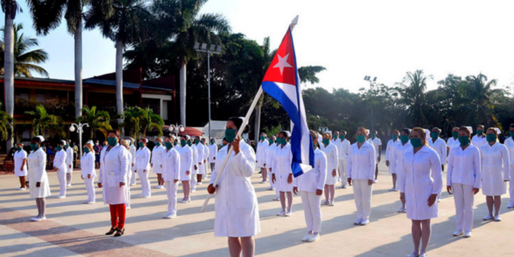 Sheinbaum defiende “abrir la puerta” a los médicos cubanos en el Sector Salud