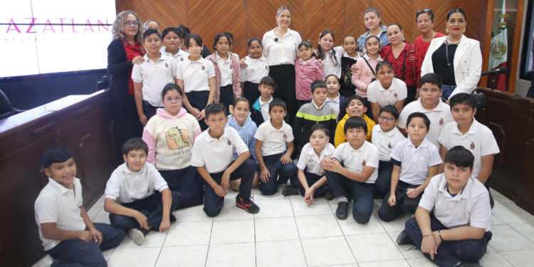 Oficina de Presidencia recibe la visita de niñas y niños de la Primaria Constitución 1917