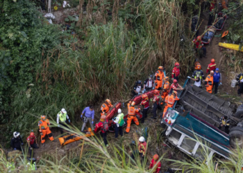 Autobús cae de puente en Guatemala; Hay más de 40 muertos
