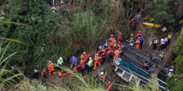 Autobús cae de puente en Guatemala; Hay más de 40 muertos