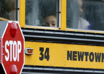 Estados Unidos busca prohibir que niños indocumentados asistan a escuelas públicas